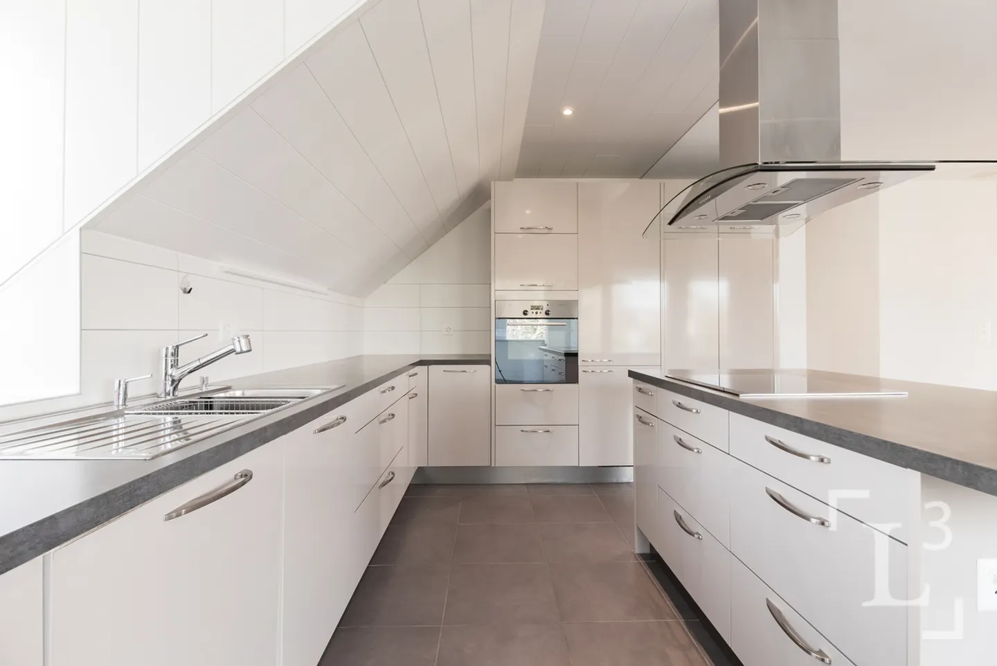 Duplex attico con grande balcone e vista lago - Foto 9 di 13