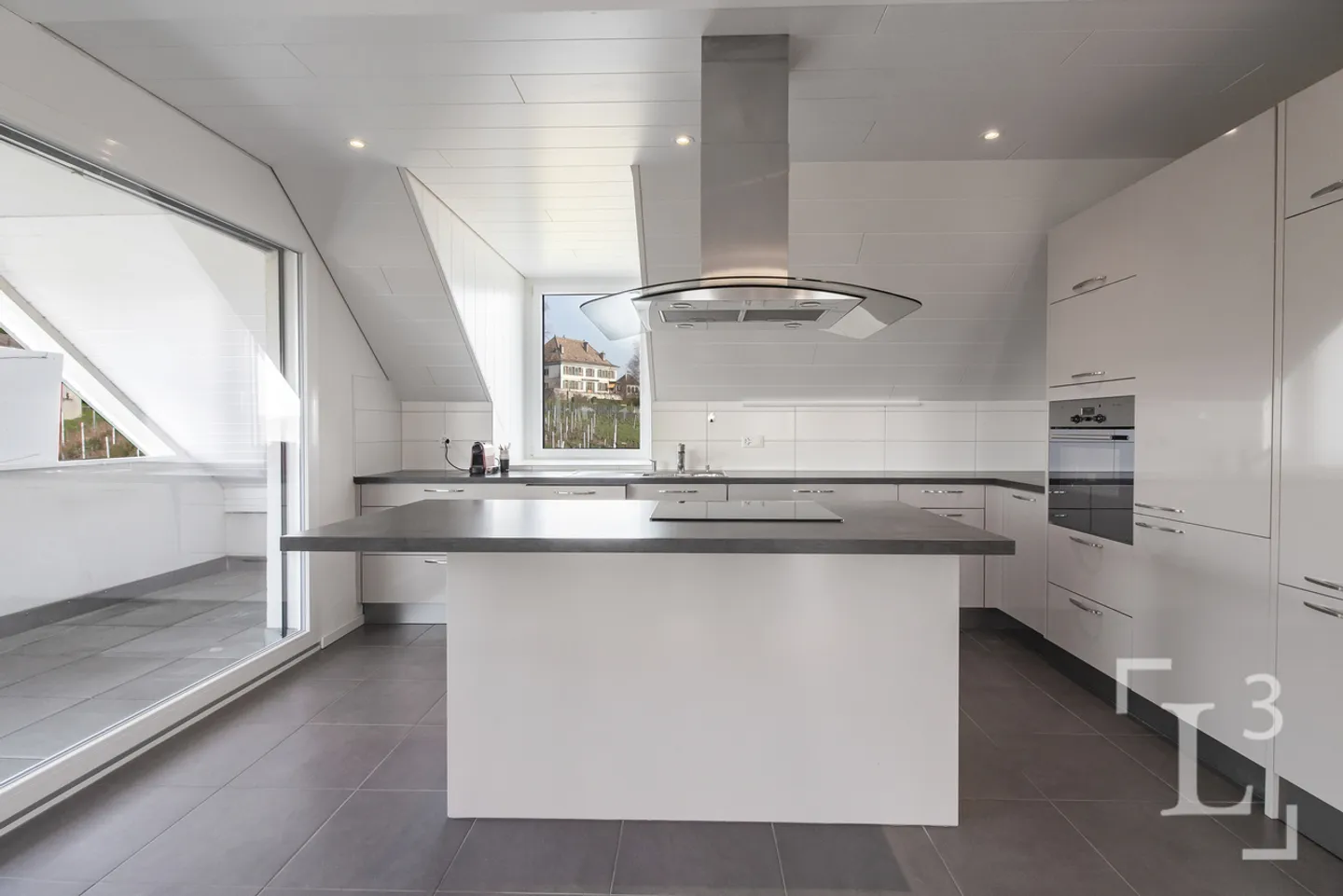 Duplex attico con grande balcone e vista lago - Foto 7 di 13