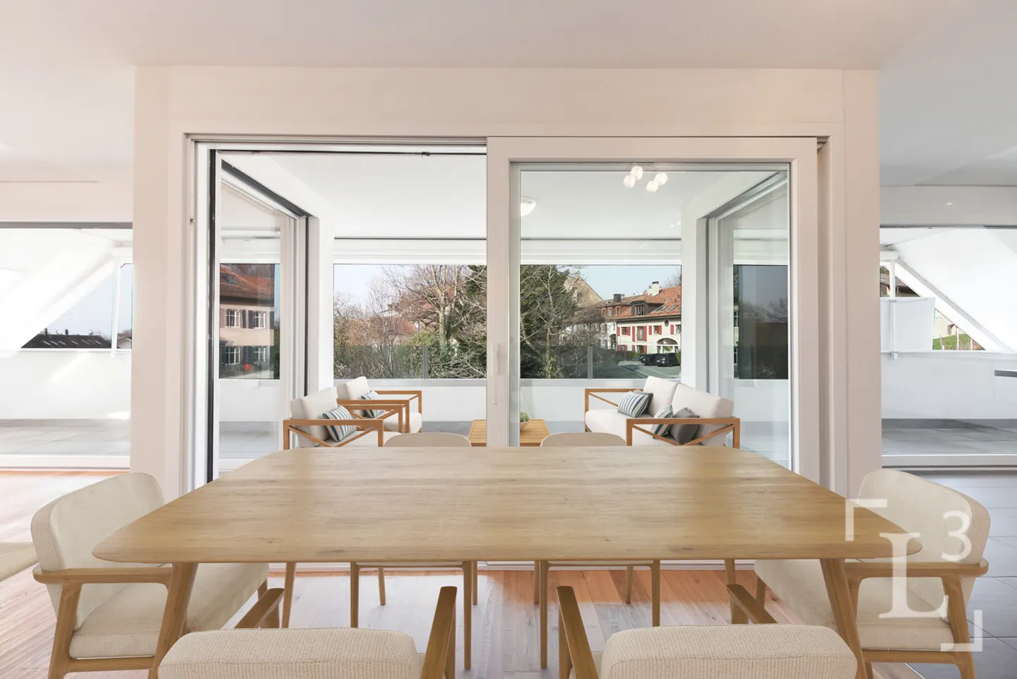 Duplex attico con grande balcone e vista lago - Foto 6 di 13