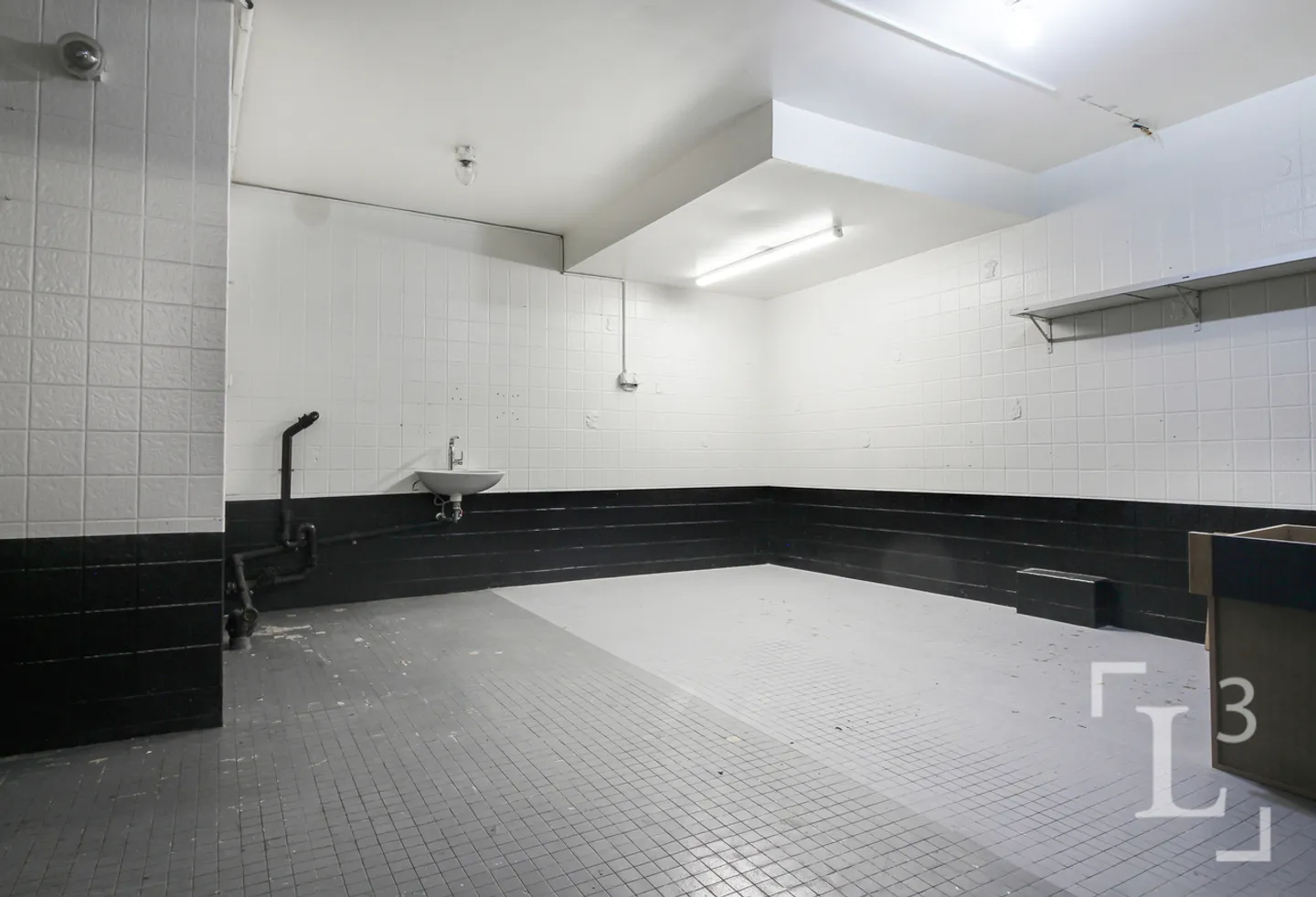 Mixed-use building with commercial space and apartments - Photo 8 of 13