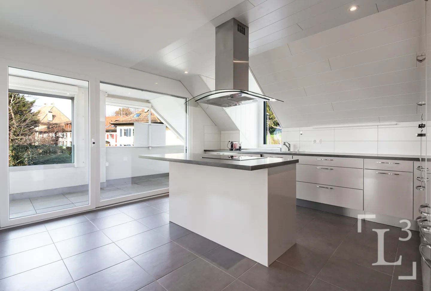 Duplex attico con grande balcone e vista lago - Foto 8 di 13