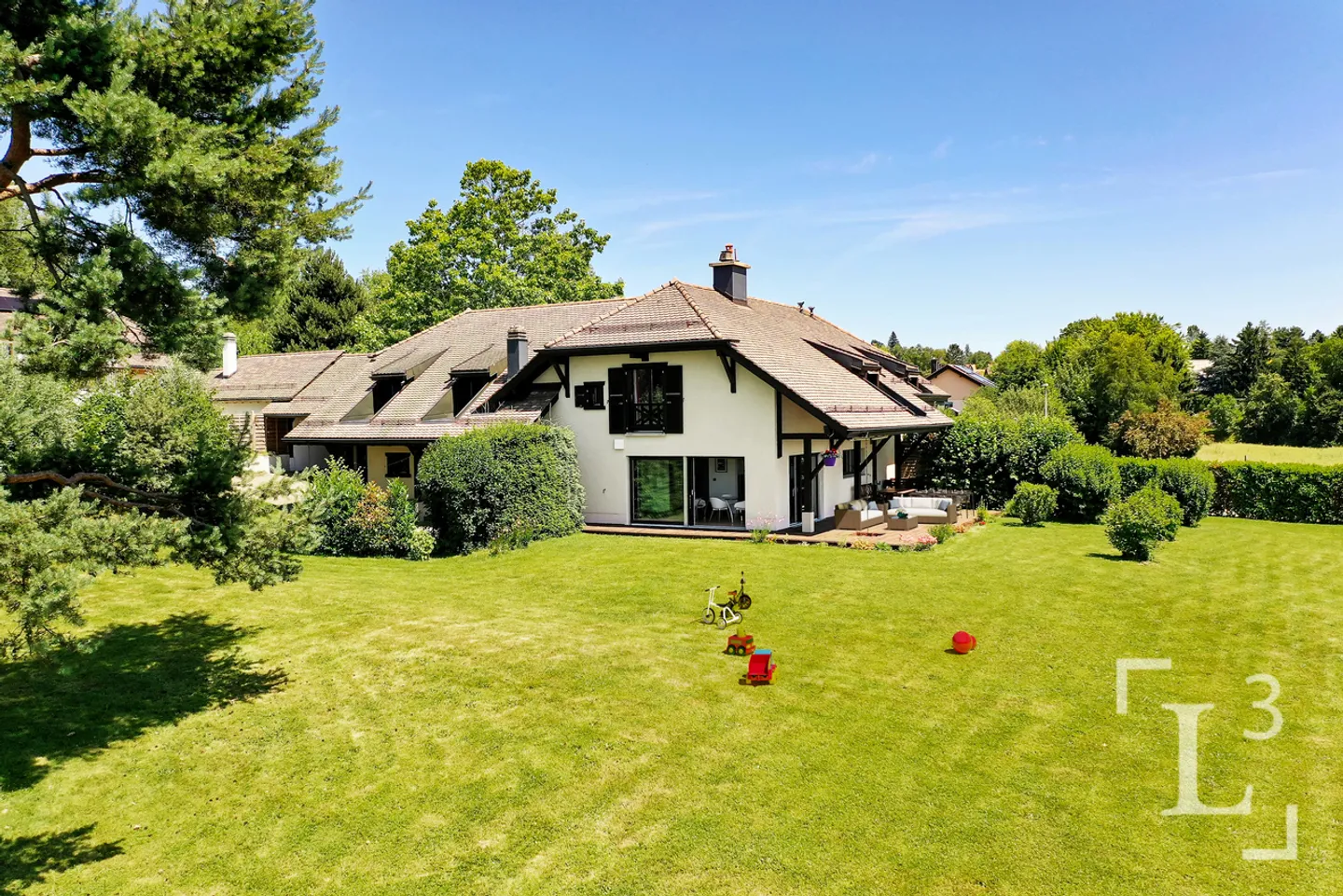 Geräumiges Anwesen mit großem Garten und Blick auf die Alpen - Foto 1 von 13