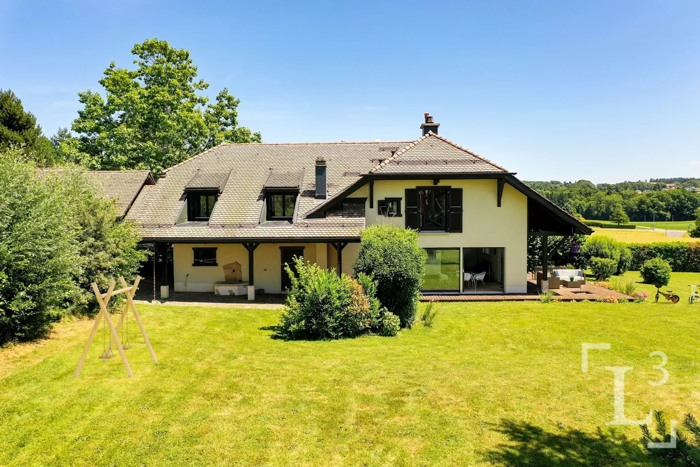 Geräumiges Anwesen mit großem Garten und Blick auf die Alpen - Foto 4 von 13