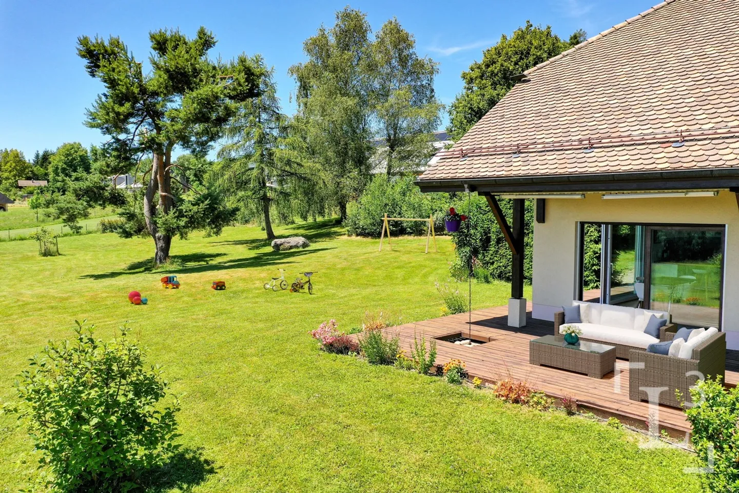 Spacious property with large garden and view of the Alps - Photo 3 of 13