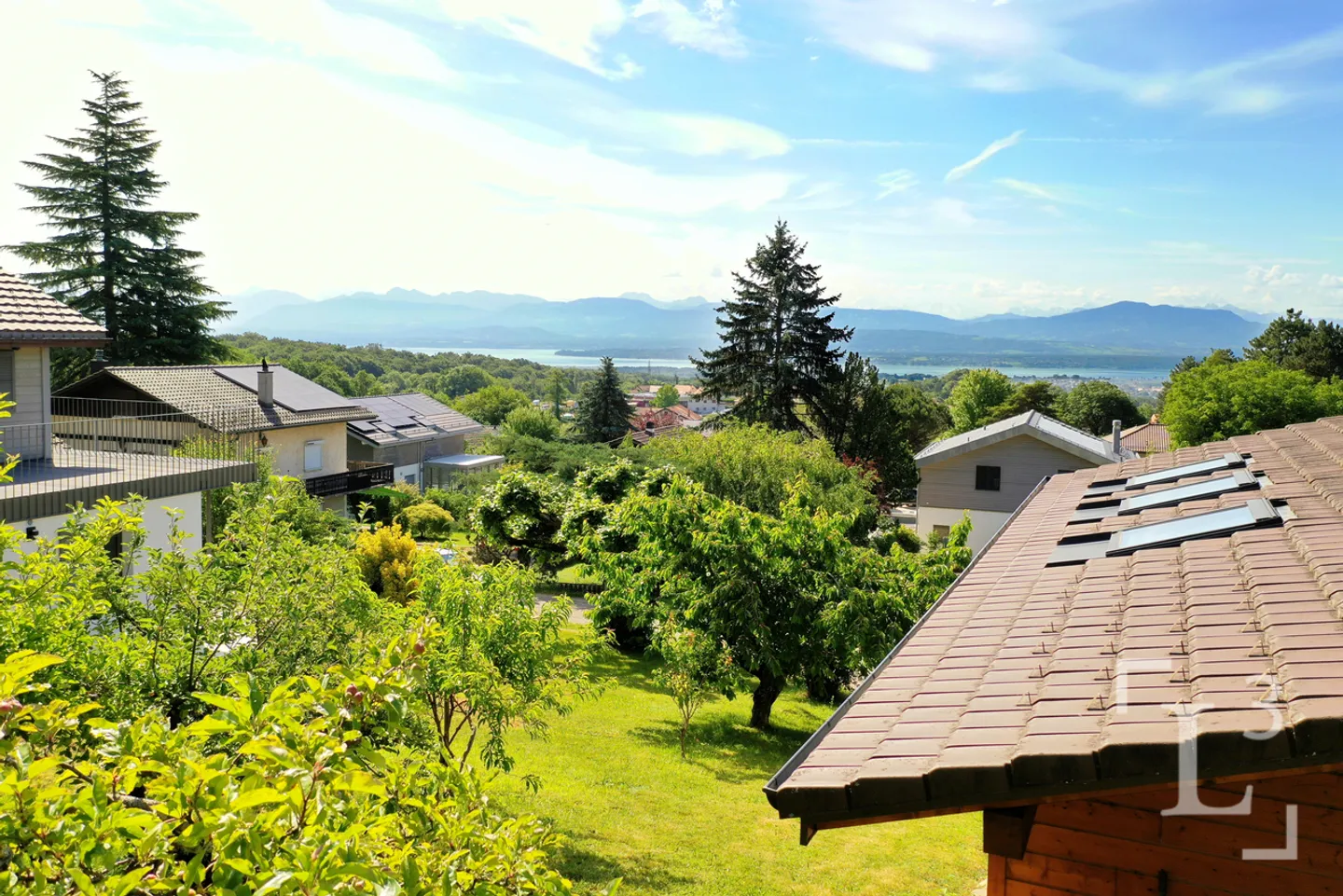Comme un nid d'aigle! Maison à rénover avec jardin arboré et vue lac - Photo 10 sur 13