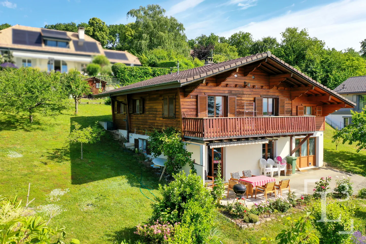 Comme un nid d'aigle! Maison à rénover avec jardin arboré et vue lac - Photo 6 sur 13