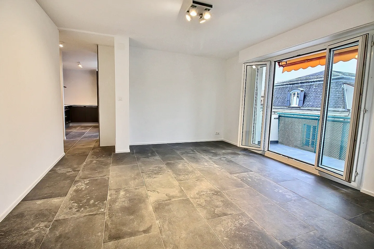 Renovated 2.5 room apartment with balcony - Hypercenter of Morges - Photo 2 of 12