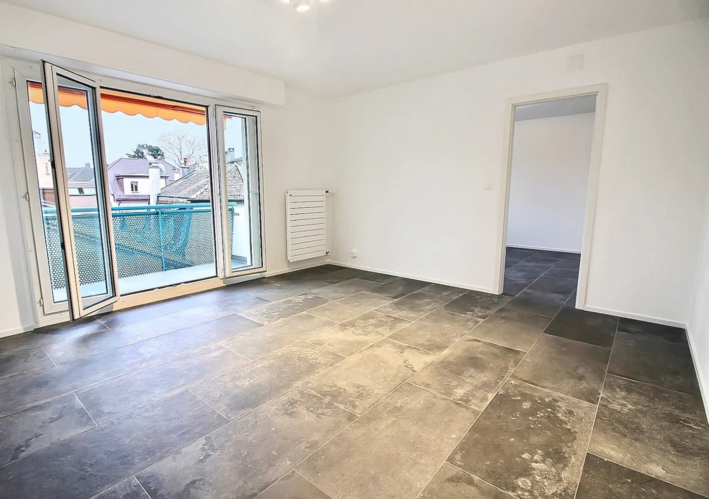 Renovated 2.5 room apartment with balcony - Hypercenter of Morges - Photo 1 of 12