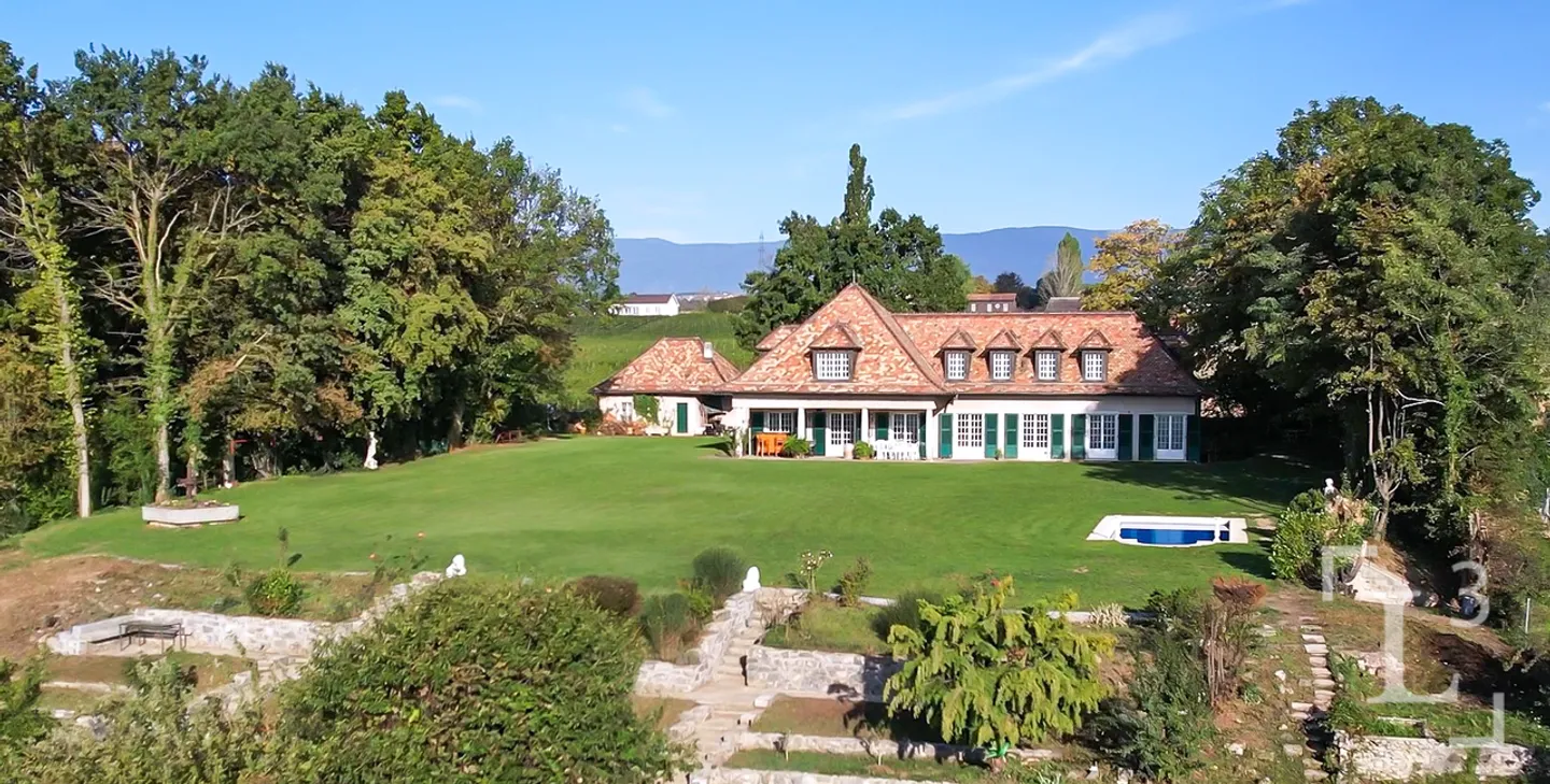 Charaktereigenschaft mit großem Garten und Seeblick - Foto 2 von 13