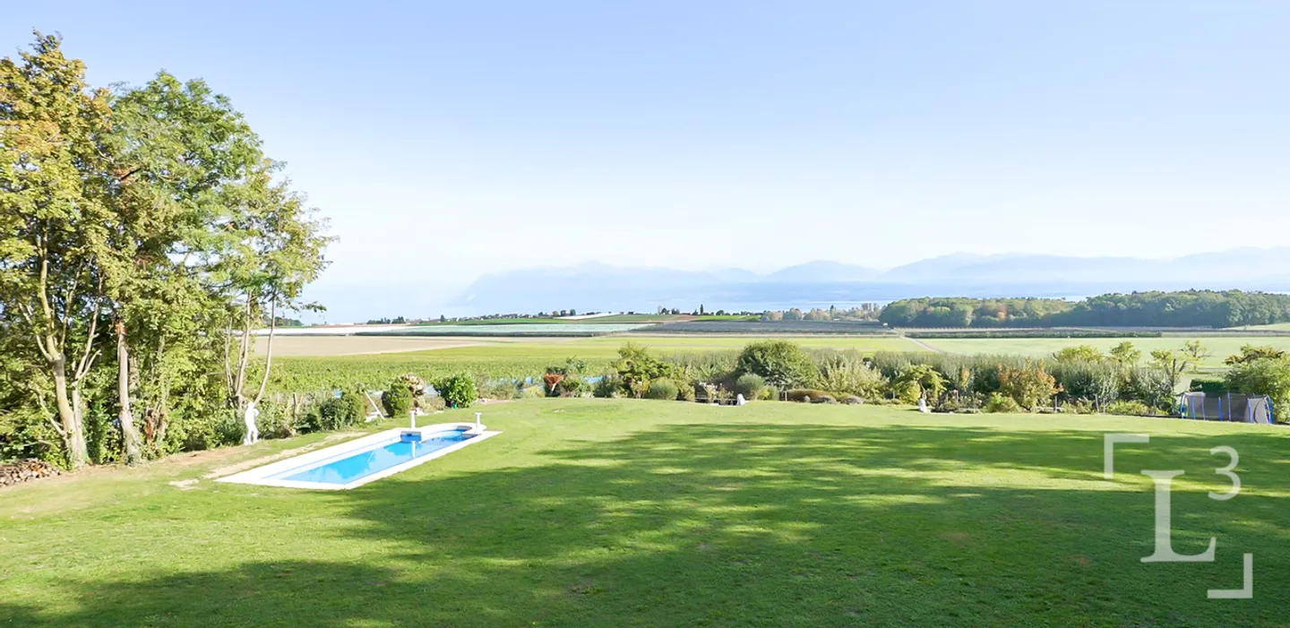 Charaktereigenschaft mit großem Garten und Seeblick - Foto 3 von 13