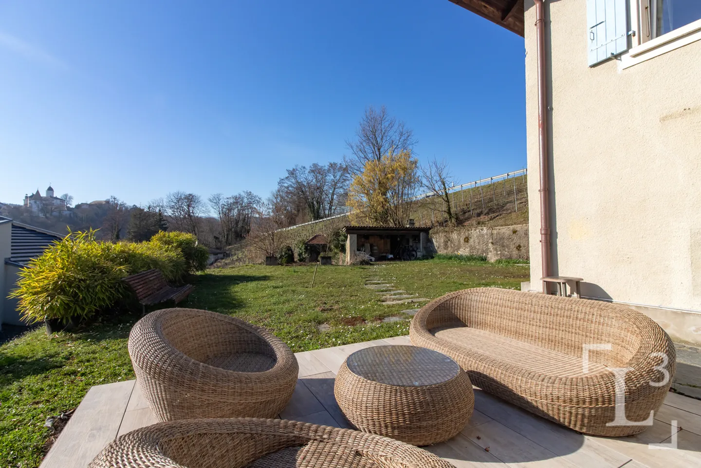 Herzstück! Geräumige Villa mit Garten und freiem Blick - Foto 3 von 13