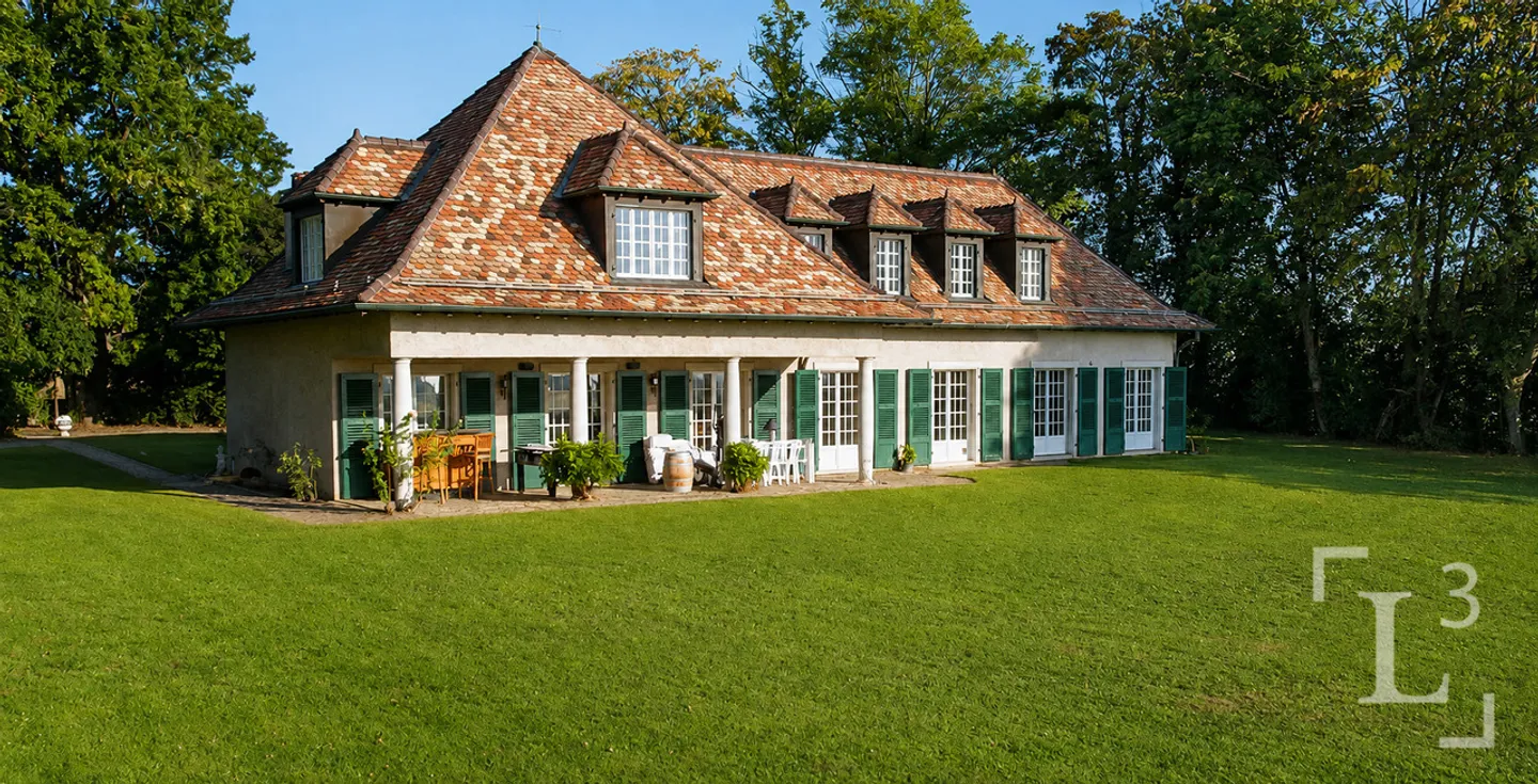 Charaktereigenschaft mit großem Garten und Seeblick - Foto 1 von 13