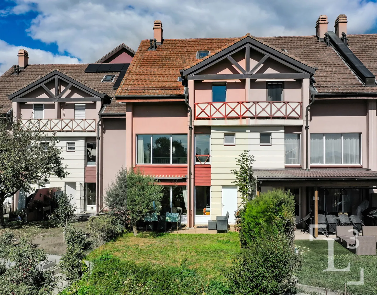 Familienhaus mit 5,5 Zimmern und Garten - Foto 1 von 13