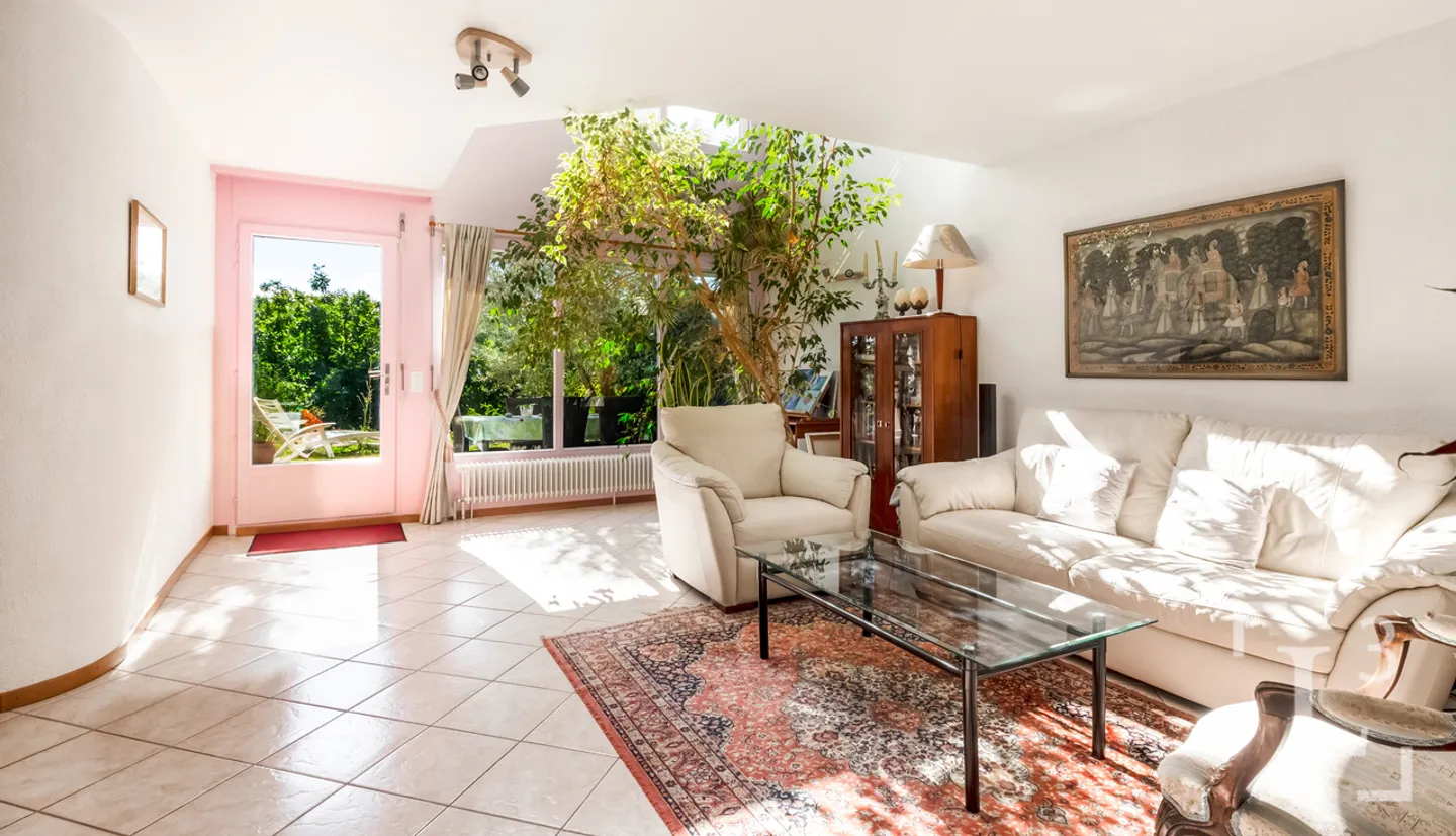 Familienhaus mit 5,5 Zimmern und Garten - Foto 3 von 13