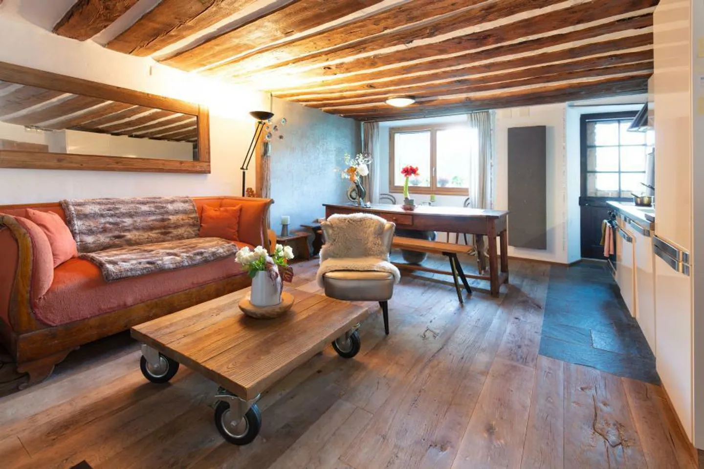 Piccolo edificio ristrutturato con fascino e reddito da locazione - Foto 4 di 13