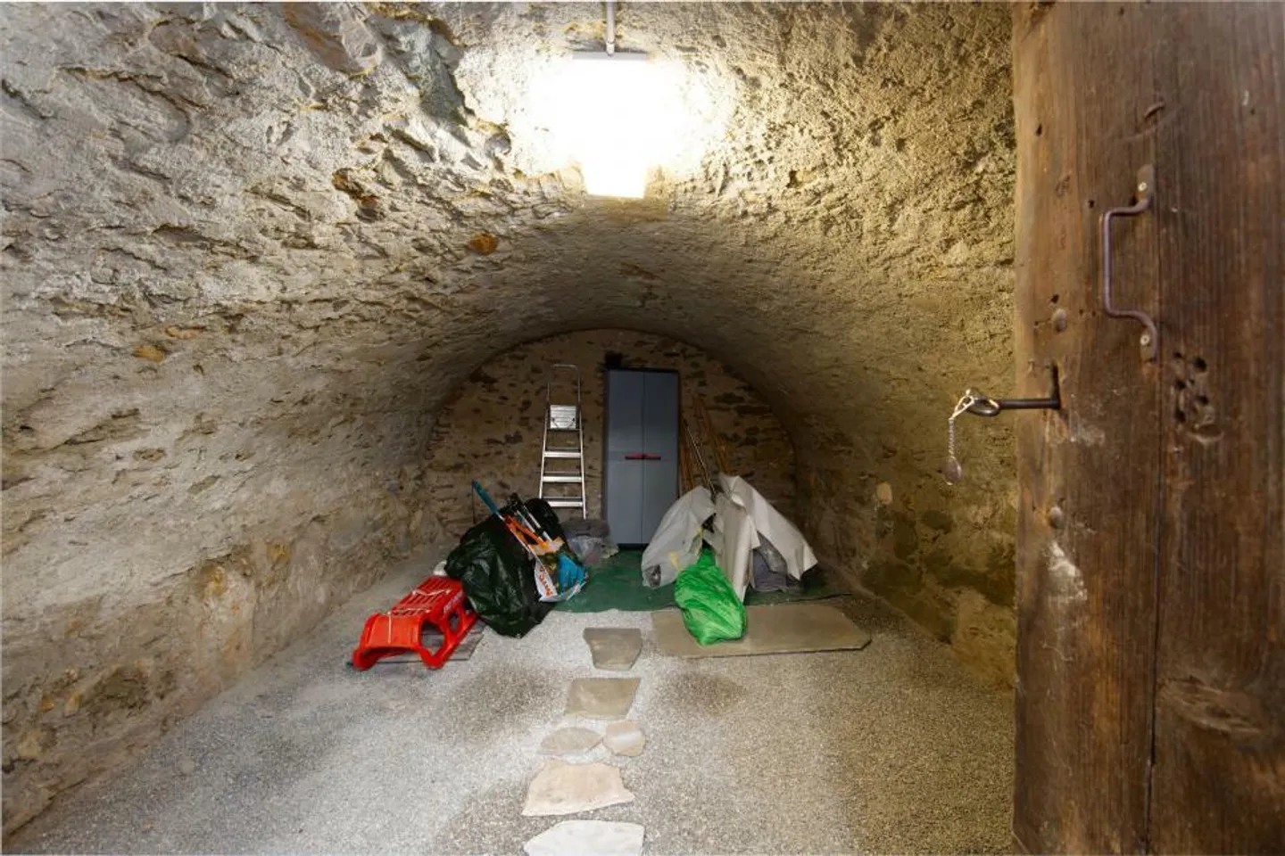 Piccolo edificio ristrutturato con fascino e reddito da locazione - Foto 9 di 13