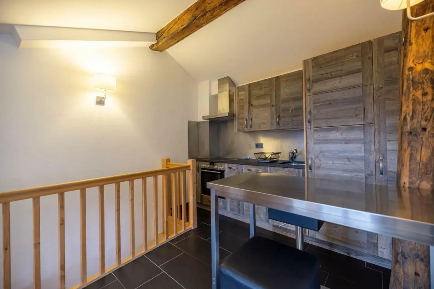 Piccolo edificio ristrutturato con fascino e reddito da locazione - Foto 10 di 13