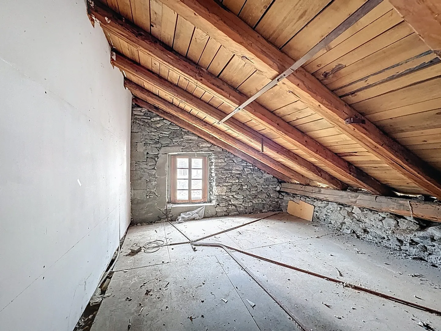 Antico, centrale, spazioso: una proprietà con grande potenziale - Foto 12 di 13