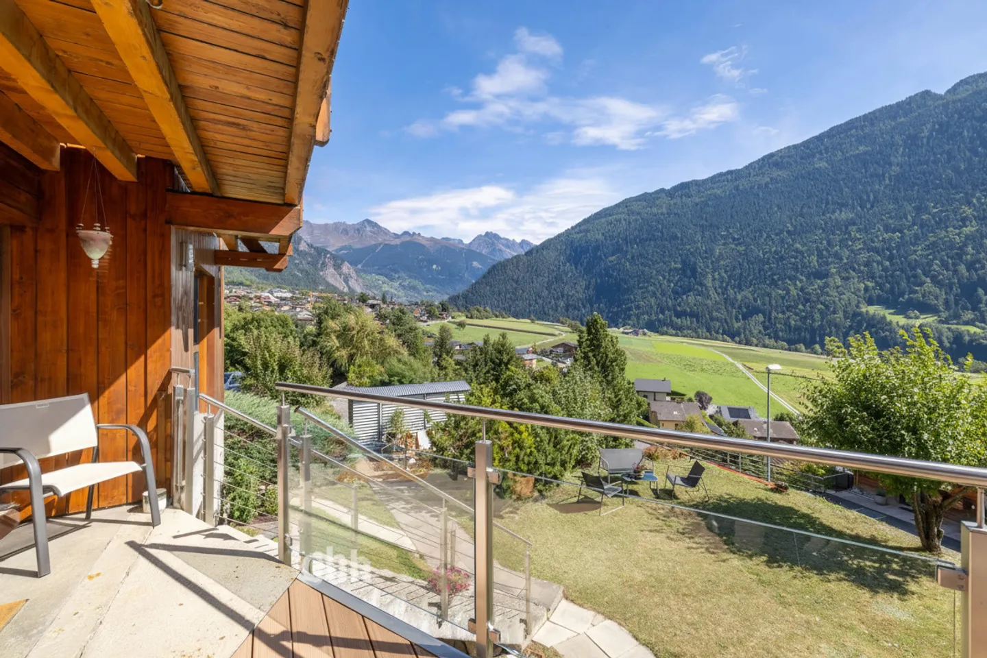 Maison rénovée à Vollèges avec vue dégagée et terrasse plein sud - Photo 12 sur 13