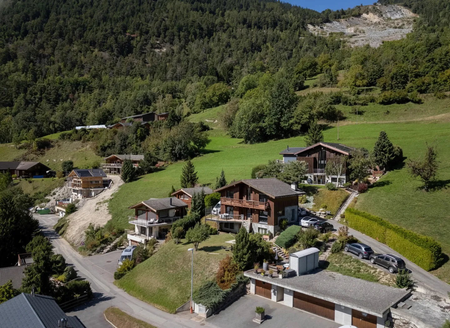 Maison rénovée à Vollèges avec vue dégagée et terrasse plein sud - Photo 2 sur 13