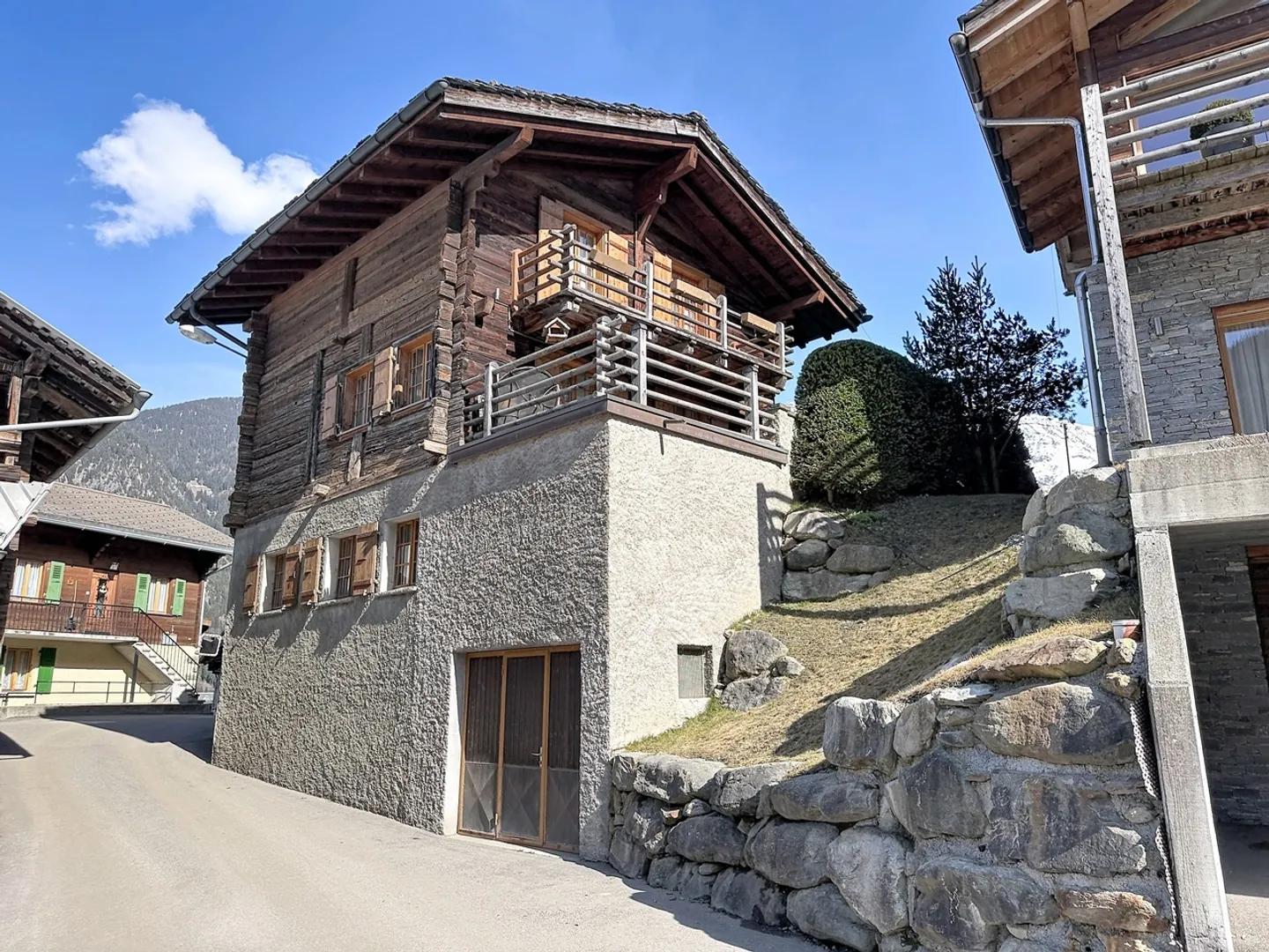 A winter season in a real alpine chalet, in the heart of Val de Bagnes - Photo 3 of 13