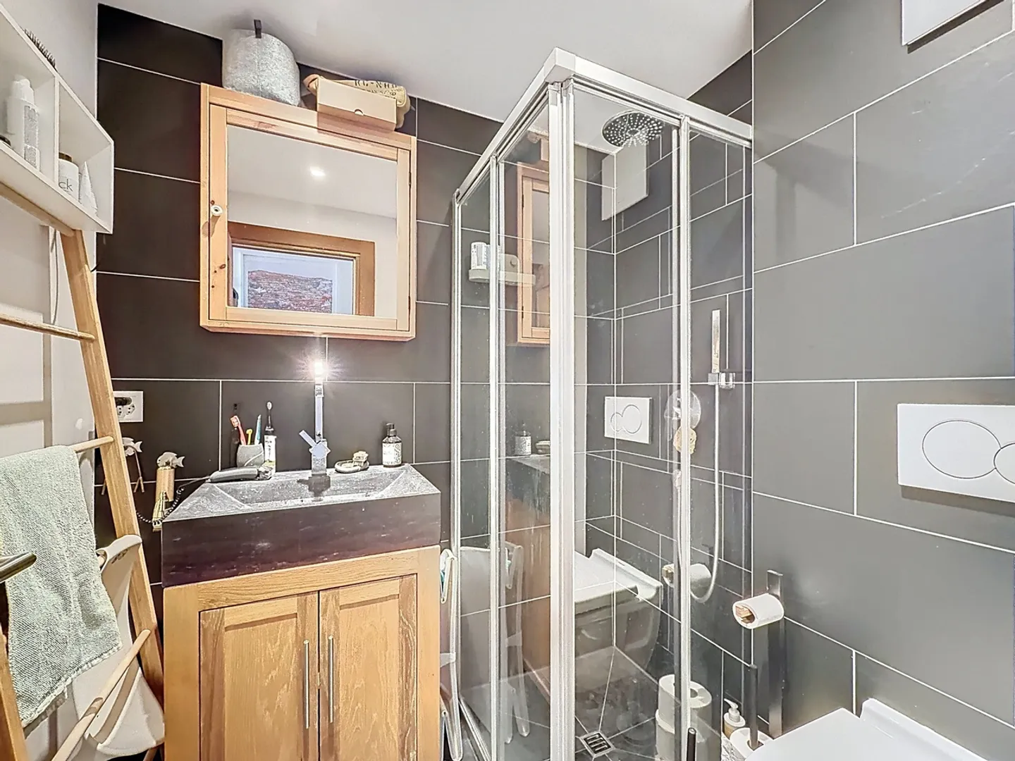 Exposed framework, solid parquet, full south bay windows - Photo 11 of 13