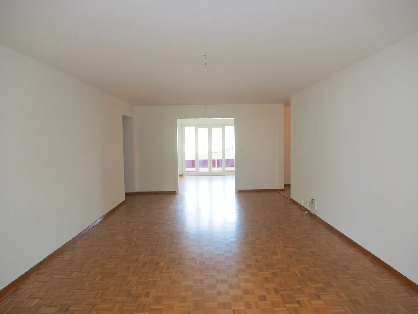 In the heart of Martigny, a generous 5½ room apartment with a view of the city - Photo 5 of 13