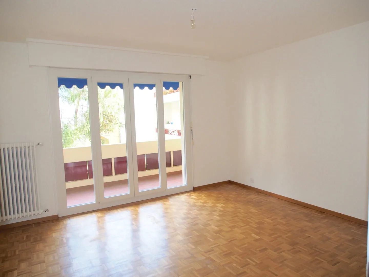 In the heart of Martigny, a generous 5½ room apartment with a view of the city - Photo 7 of 13