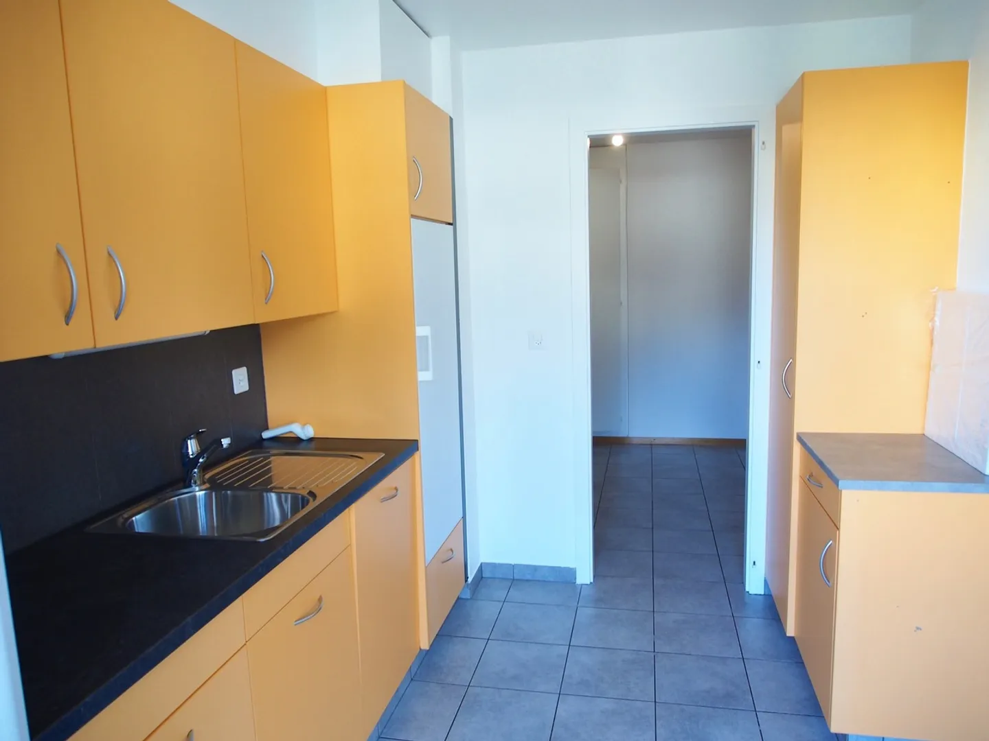 In the heart of Martigny, a generous 5½ room apartment with a view of the city - Photo 3 of 13