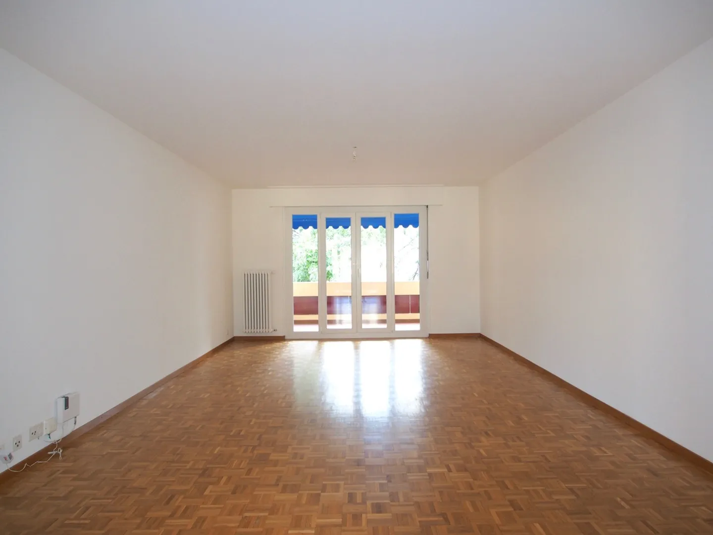 In the heart of Martigny, a generous 5½ room apartment with a view of the city - Photo 4 of 13