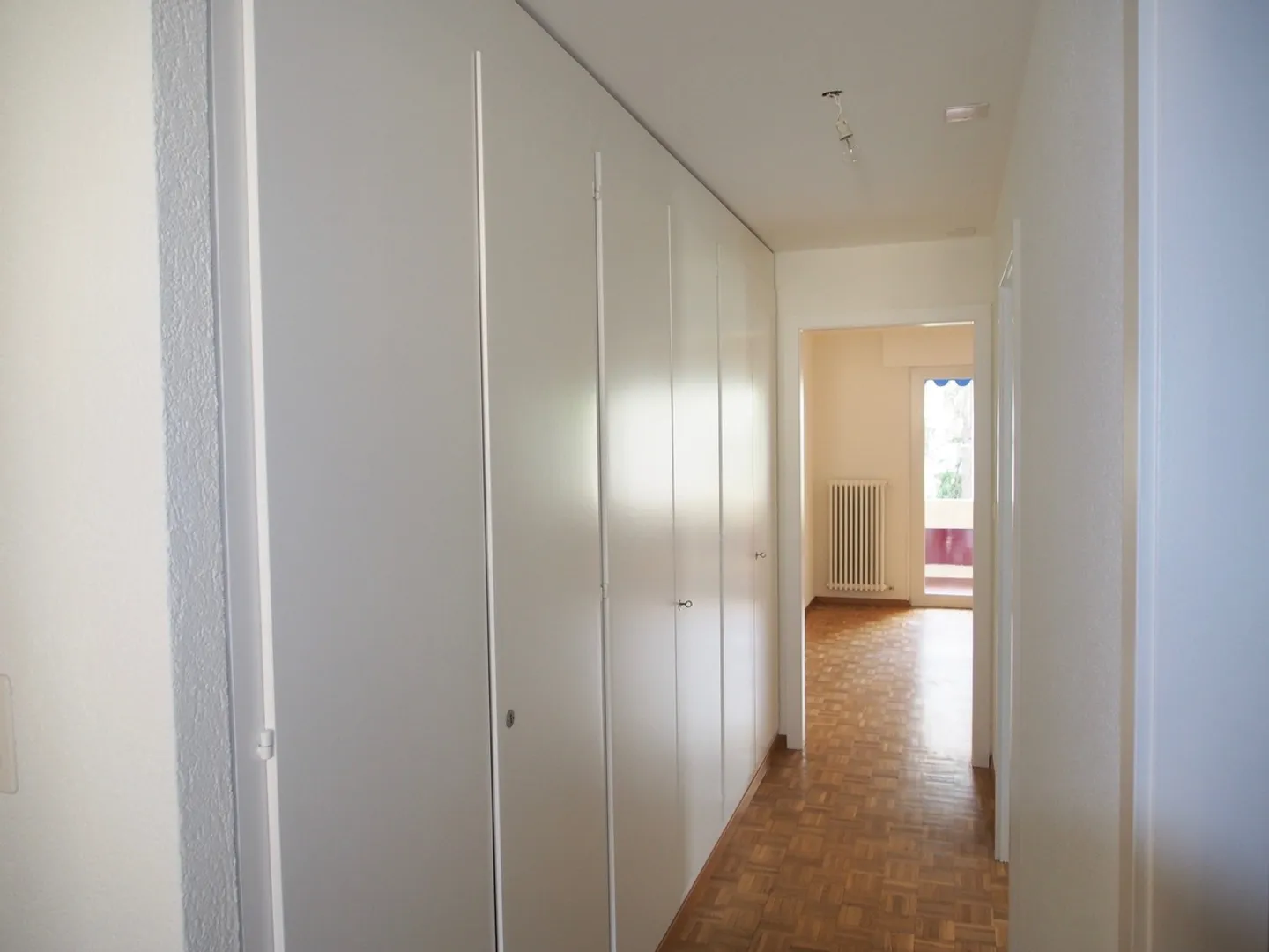 In the heart of Martigny, a generous 5½ room apartment with a view of the city - Photo 8 of 13