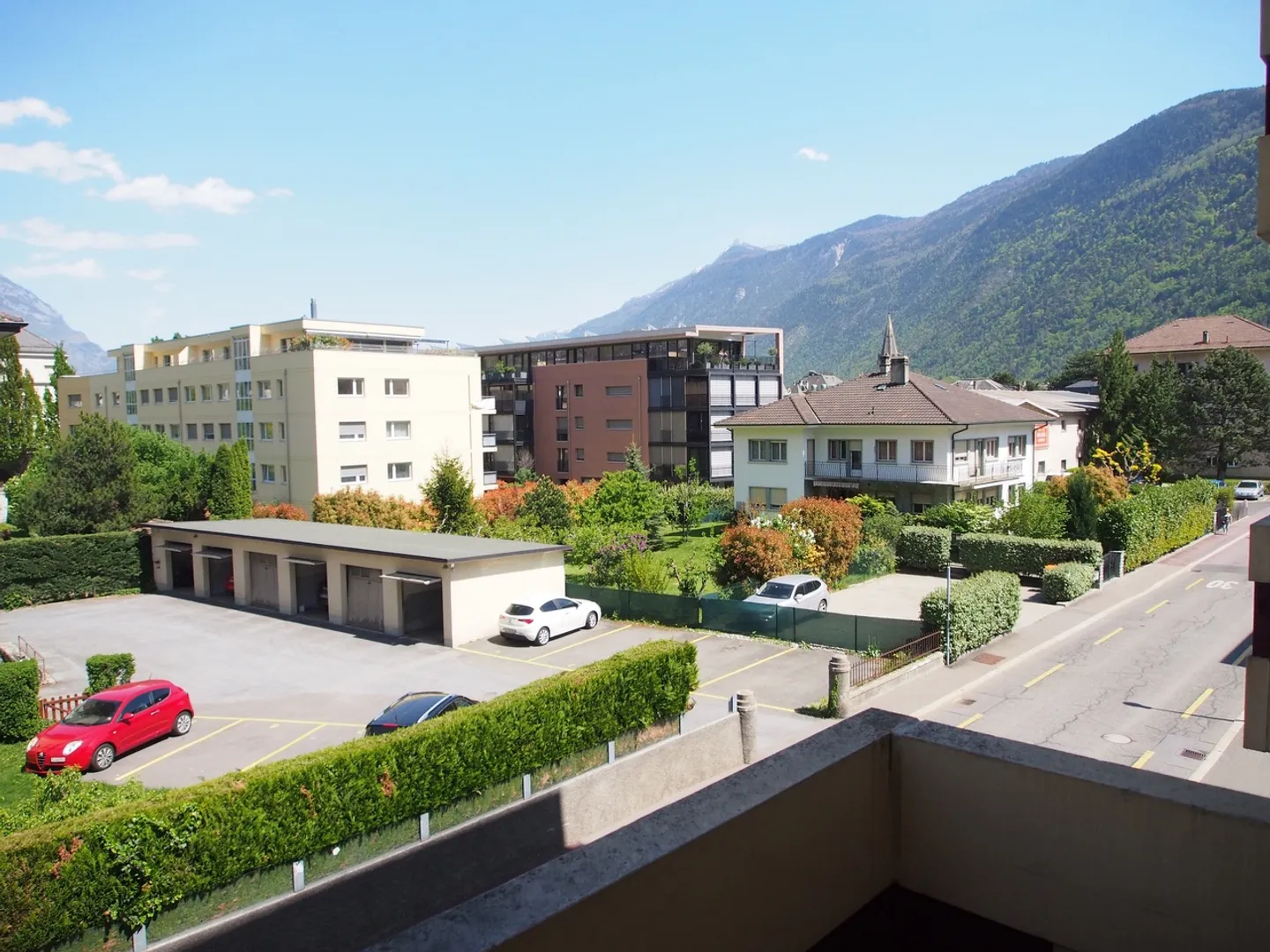 In the heart of Martigny, a generous 5½ room apartment with a view of the city - Photo 1 of 13