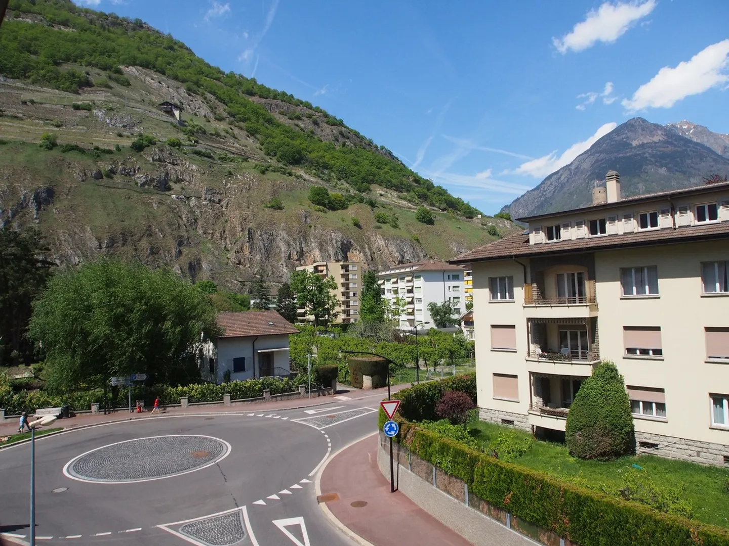 In the heart of Martigny, a generous 5½ room apartment with a view of the city - Photo 2 of 13