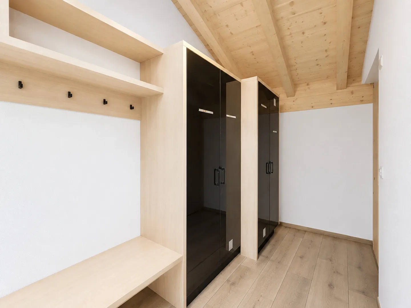 A bright, modern, alpine apartment - Photo 7 of 8