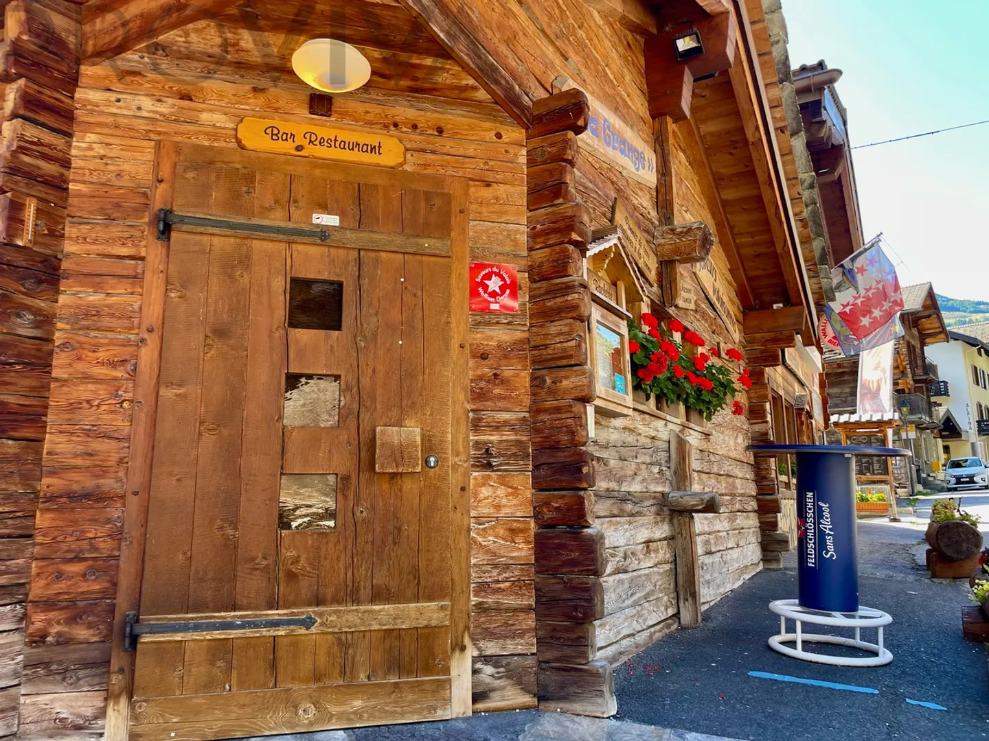 Restaurant populaire toute l'année avec appartement et vue sur la Dent-Blanche - Photo 1 sur 9