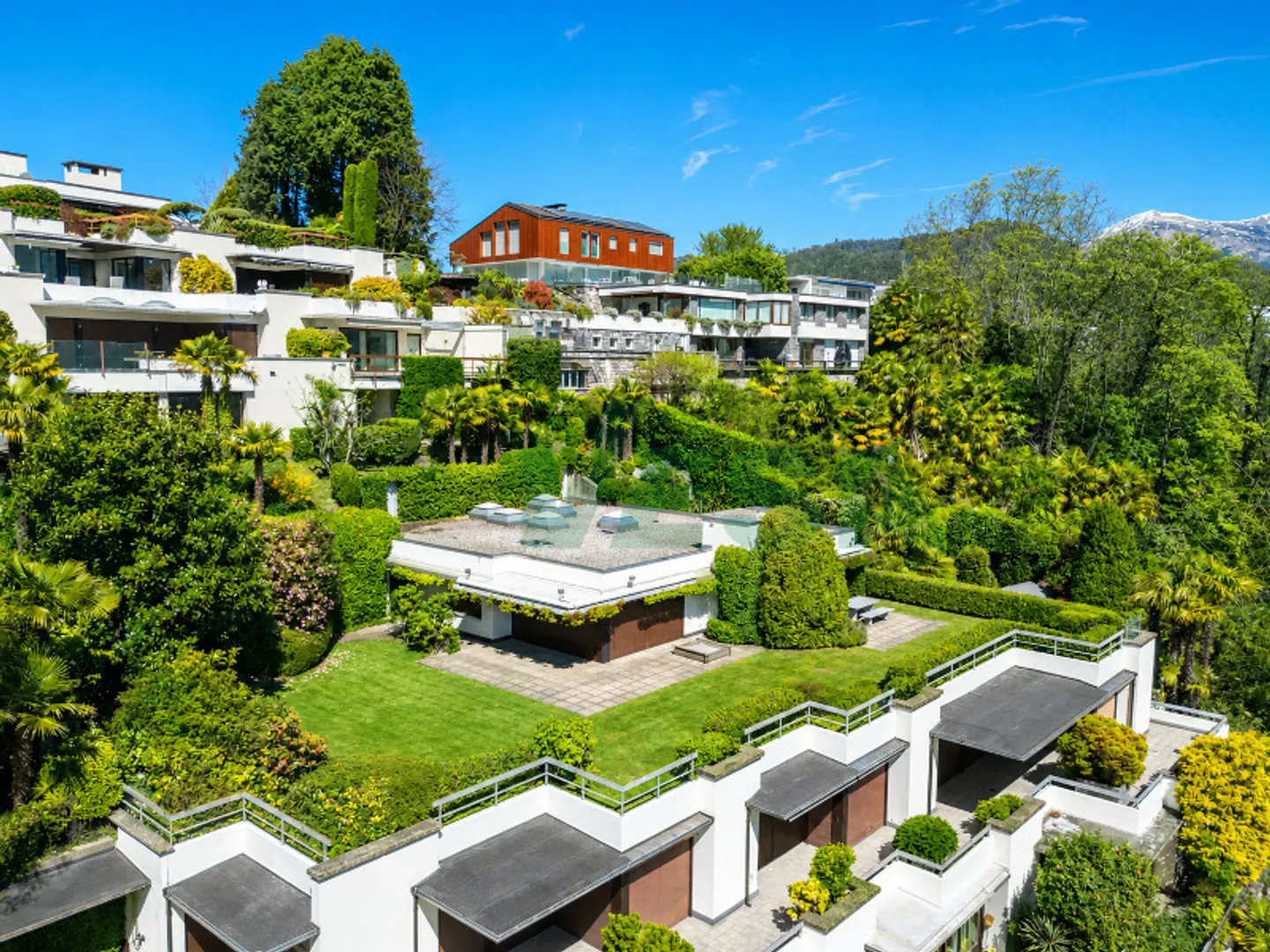 Stunning penthouse with fantastic lake view and beautiful garden - Photo 2 of 11