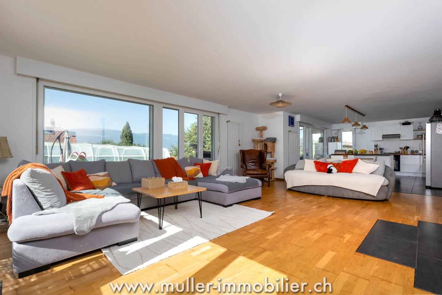 Spacious 7.5-room house with pool and garden in Chavornay - Photo 4 of 13