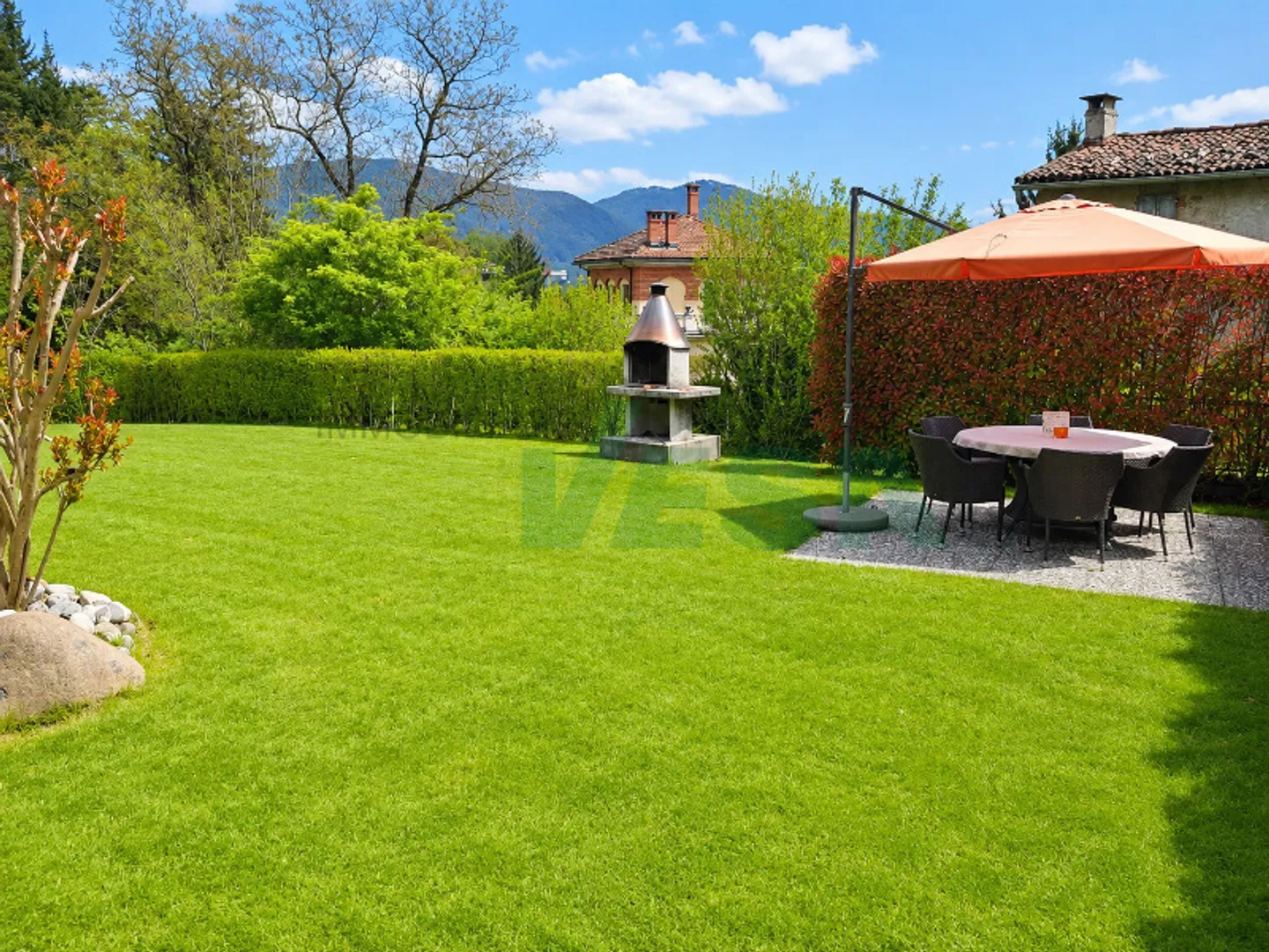 Elegante e spaziosa villa in stile mediterraneo con grande terreno - Photo 11 of 13