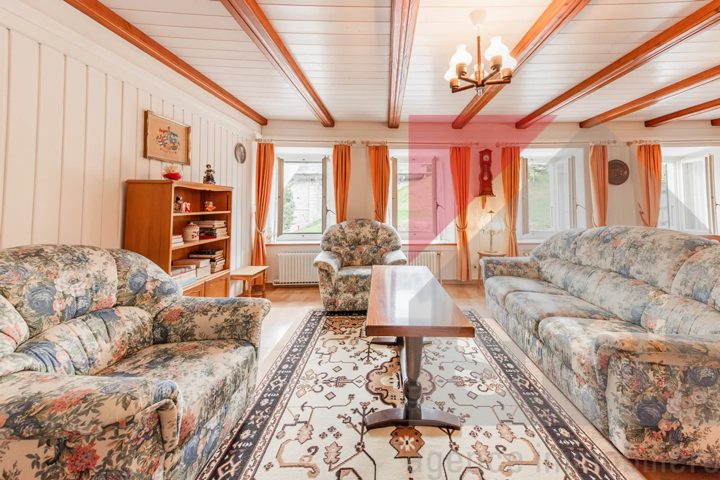 Affascinante casa bifamiliare con potenziale di ampliamento - Foto 5 di 13
