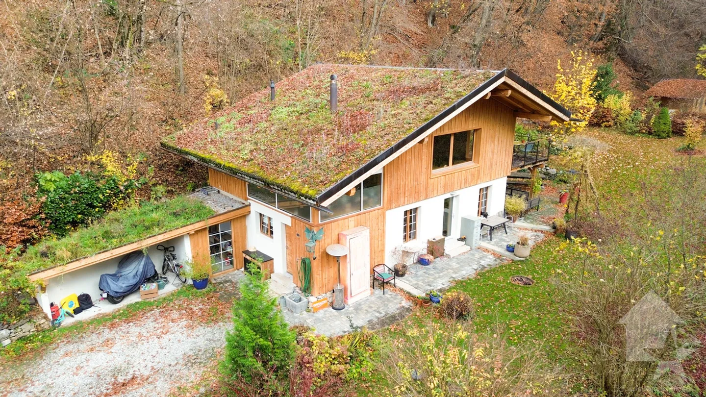 Atypical chalet of 140 m2 on a plot of 19,881 m2 - Photo 4 of 13
