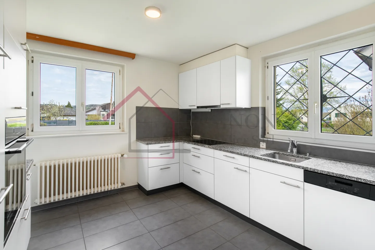 VILLA FAMILIALE AVEC JARDIN ET ENVIRONNEMENT CALME - Photo 1 sur 13