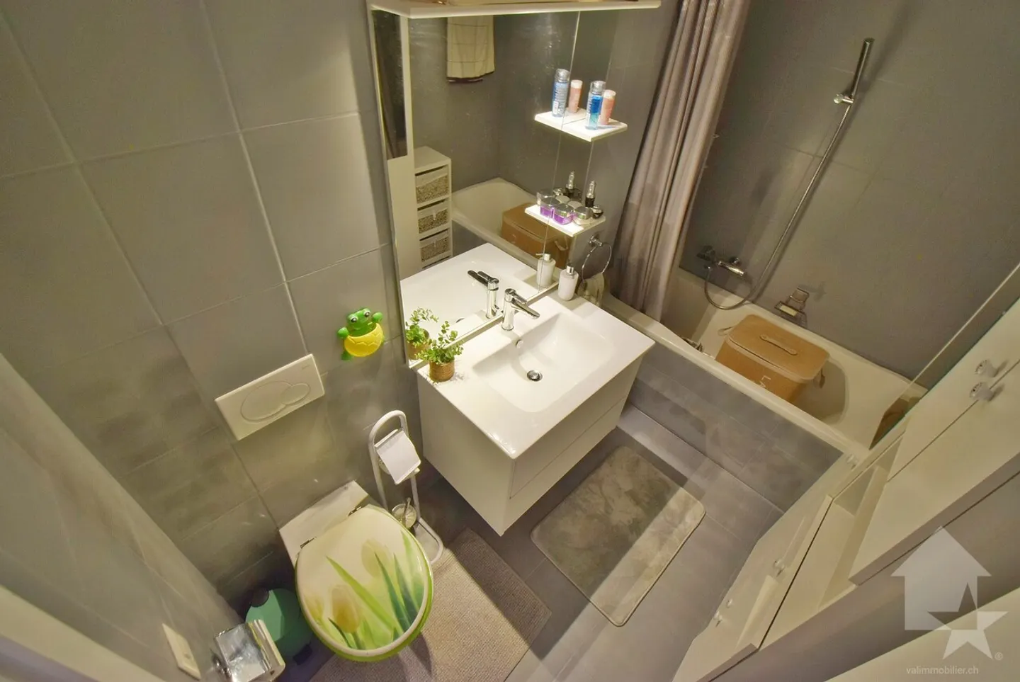 Wunderschöne 5,5-Zimmer-Wohnung mit einem überdachten Parkplatz und einer großen Terrasse! - Foto 12 von 13