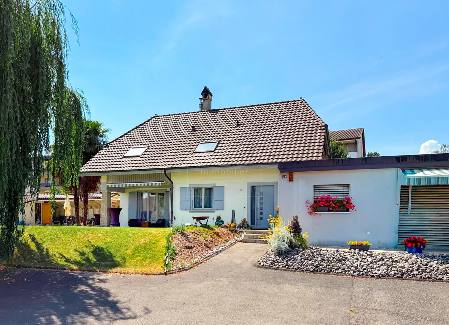 Spaziosa villa con piscina e appartamento indipendente di 2.5 locali a St-Aubin - Foto 1 di 13