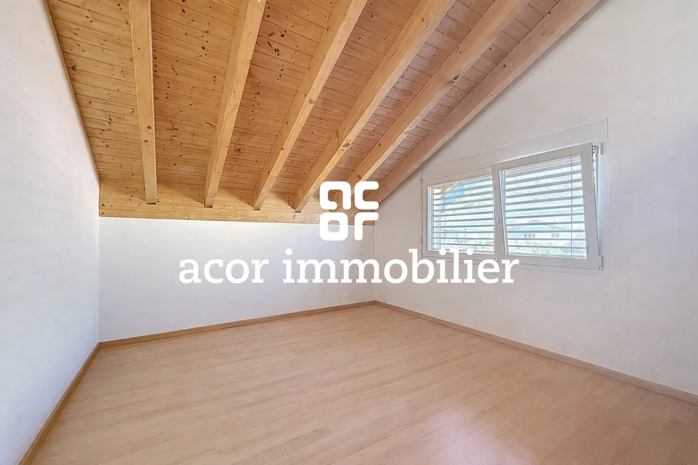 Spacious family villa with large garden and great potential - Photo 3 of 5