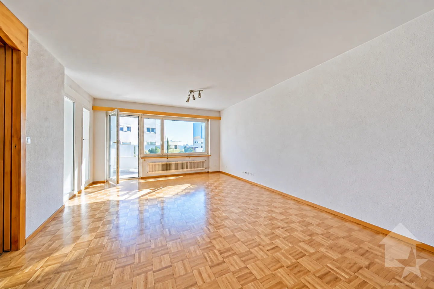 Appartement de 5.5 pièces entièrement rénové - Photo 3 sur 13