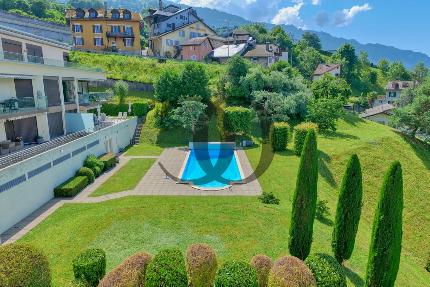 6,5-Zimmer-Wohnung mit Pool und 200 m2 Terrasse - Foto 1 von 13