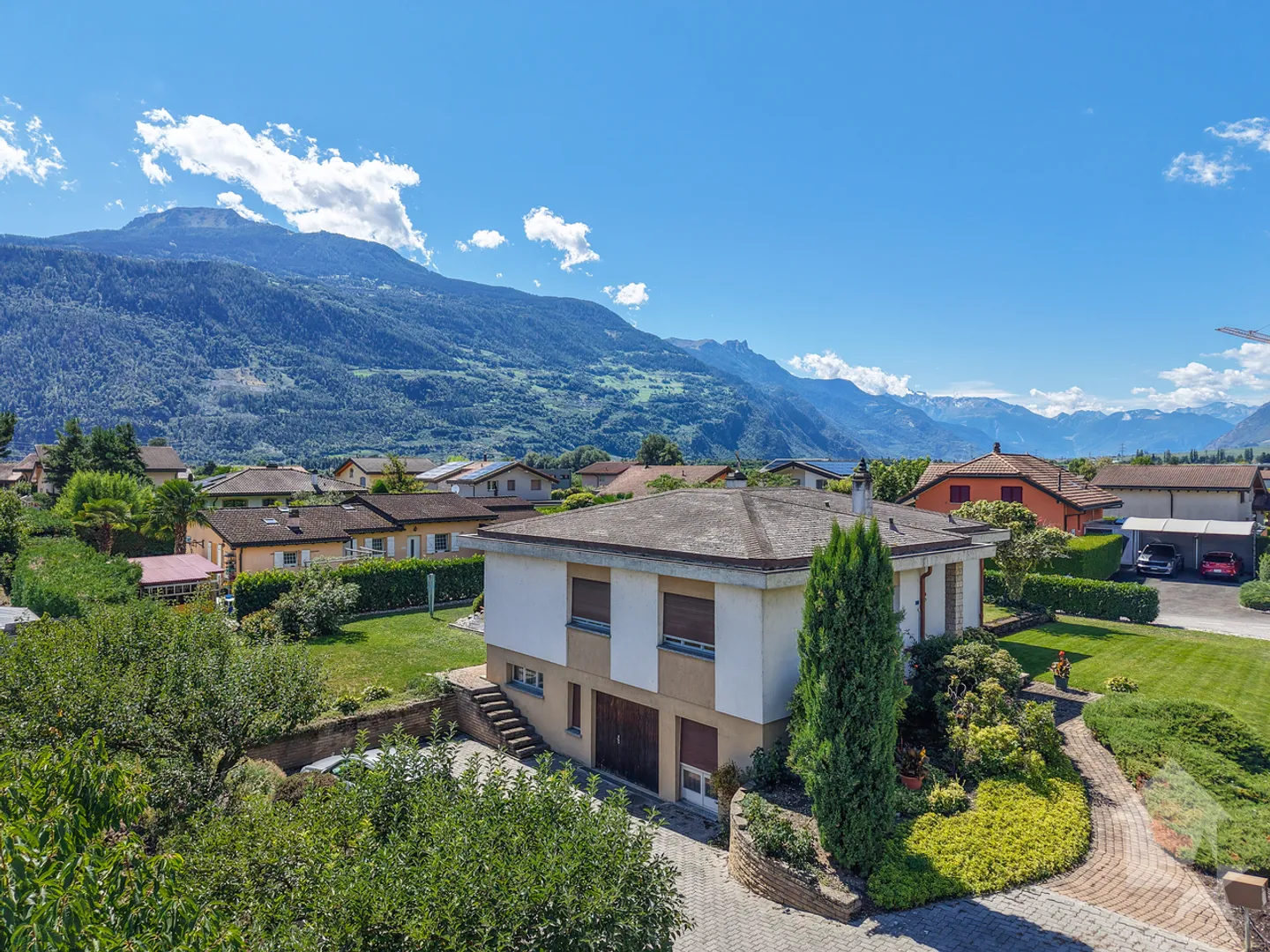 Charming 6.5 room villa with magnificent garden, ideal and quiet location - Photo 1 of 13
