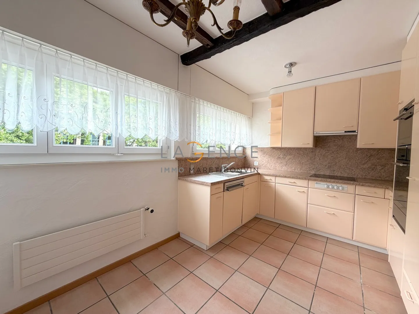 Charming 5.5 Room Apartment - Photo 2 of 9