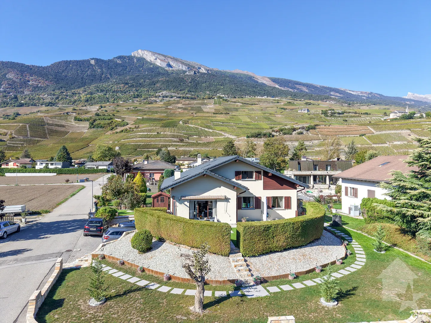 Casa di villaggio ristrutturata con 7,5 stanze, grande giardino e terrazze - Foto 1 di 13