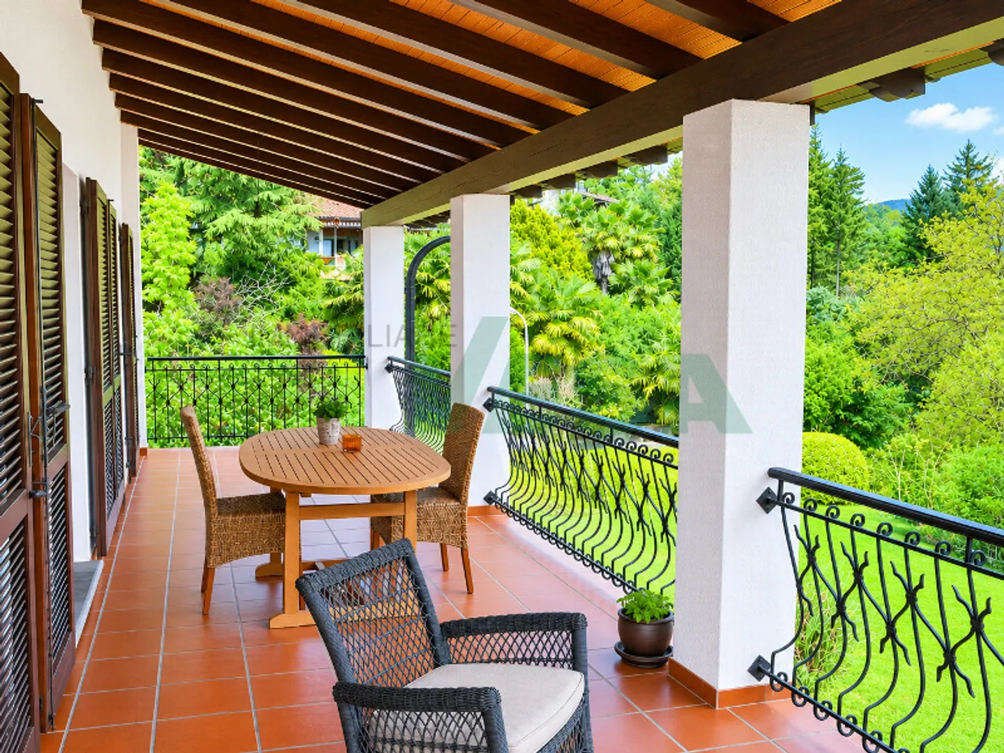 Elegante e spaziosa villa in stile mediterraneo con grande terreno - Photo 7 of 13